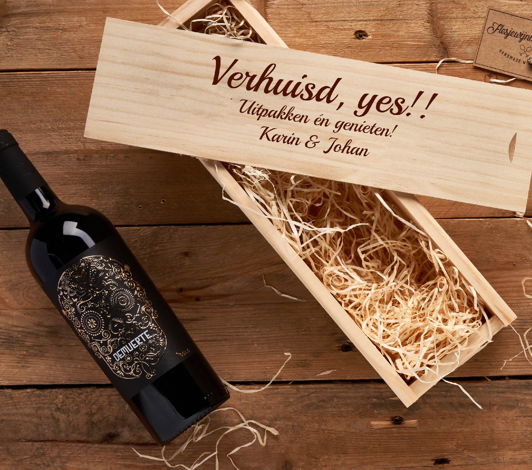 Demuerte Gold rode wijn met wijnkistje met tekst op deksel
