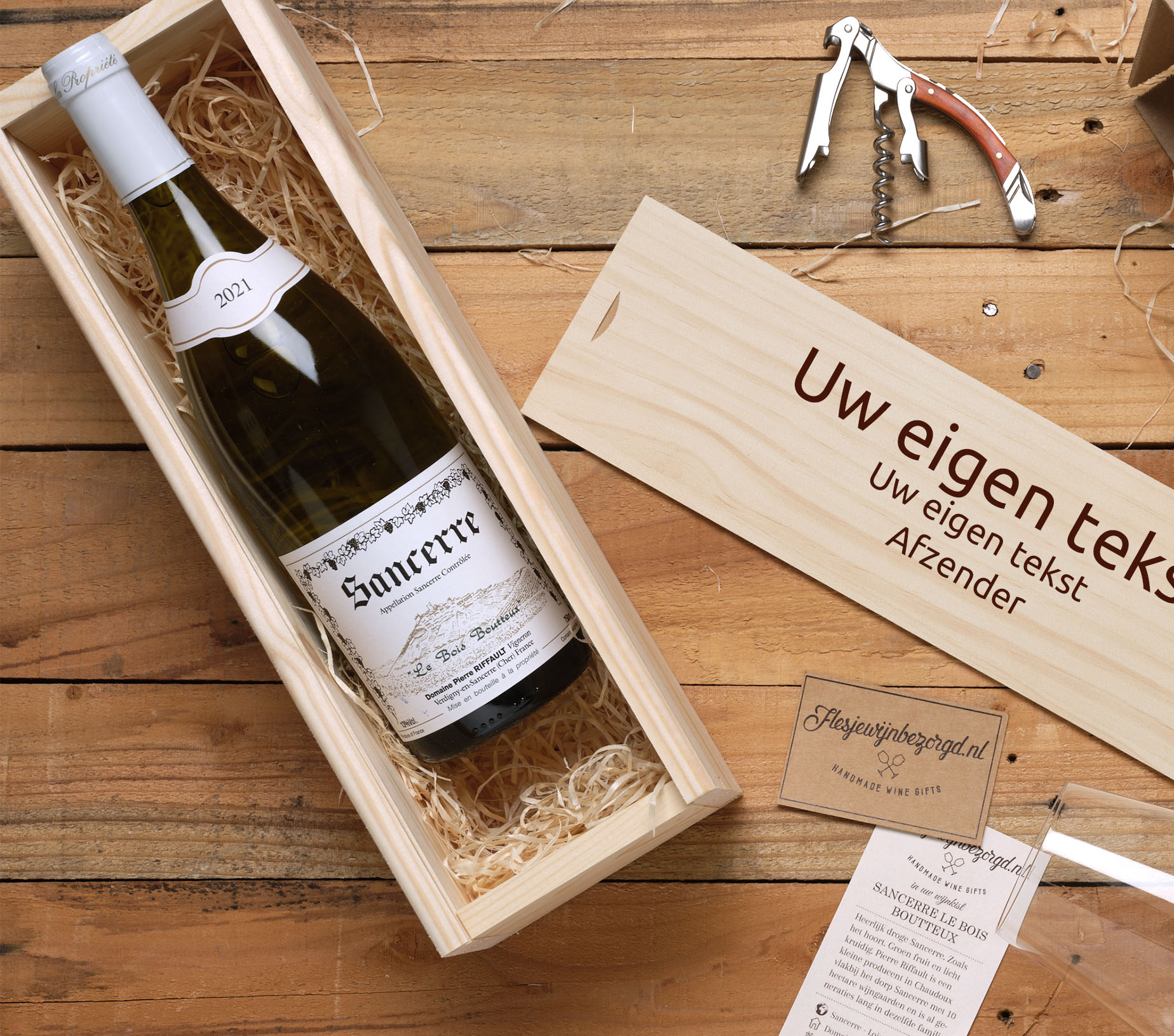 Flesje Sancerre wijn met wijnkist staand erachter
