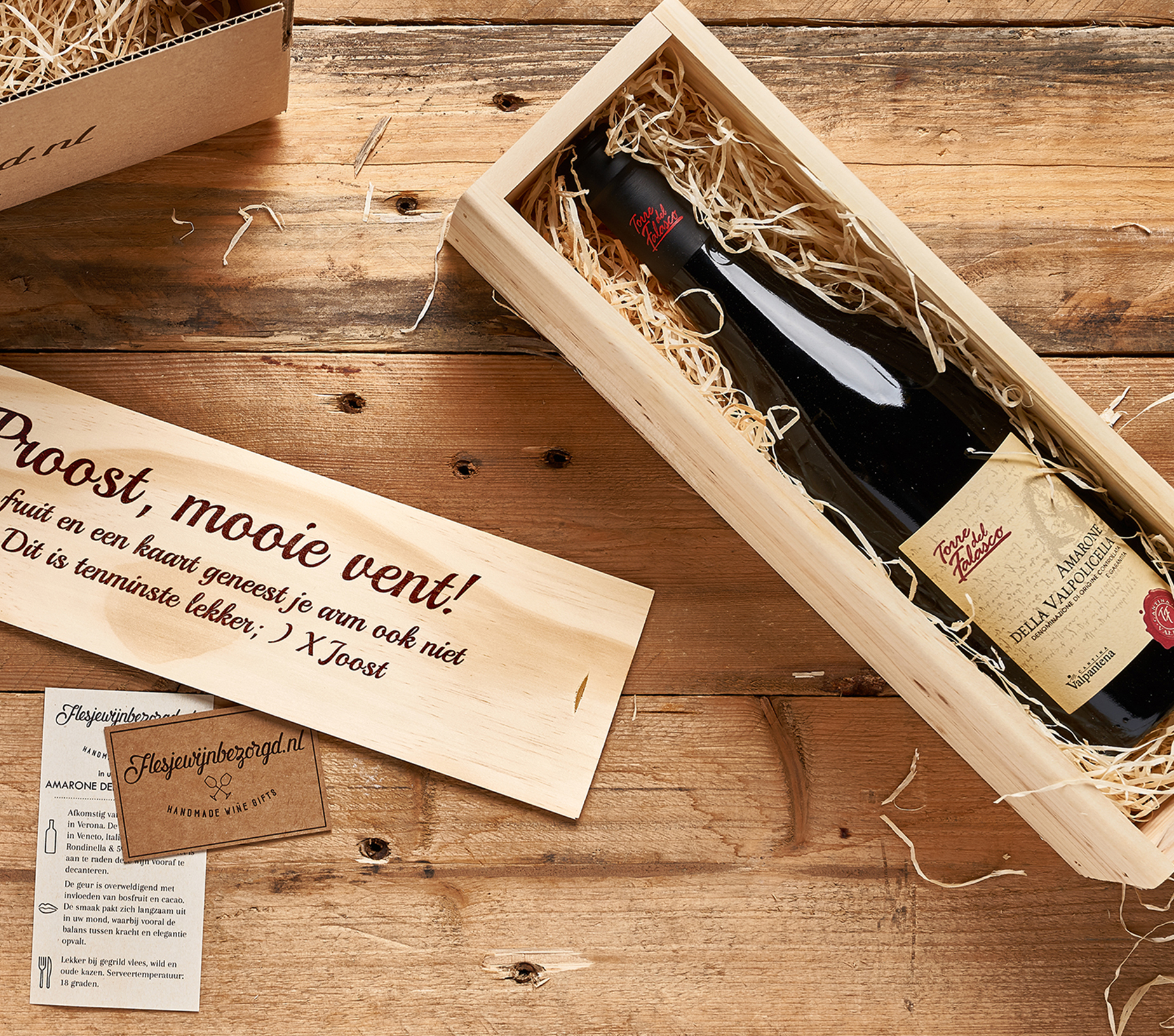 Torre del Falasco Amarone wijnfles met houten kist achter de fles