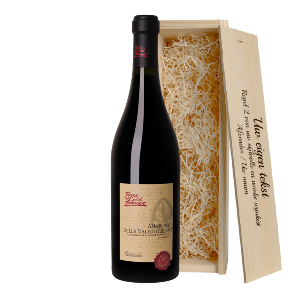 Torre del Falasco Amarone wijnfles met houten kist achter de fles