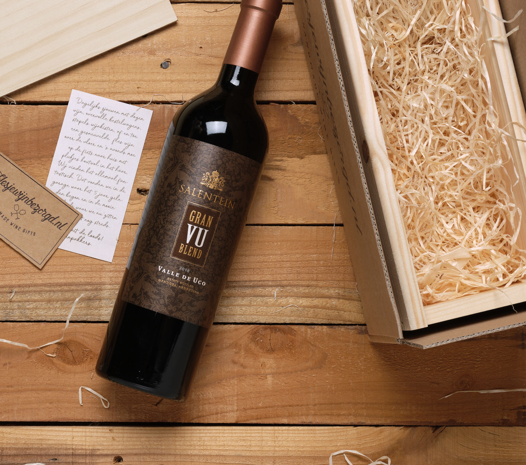 Wijnkist staand met fles wijn ervoor