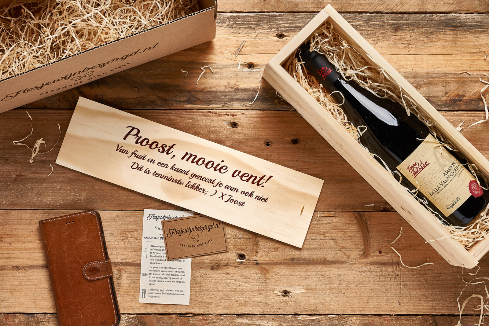 Fles rode wijn Amarone in wijnkist met persoonlijke bedrukking op tafel