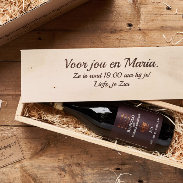 Houten wijnkist met fles barolo
