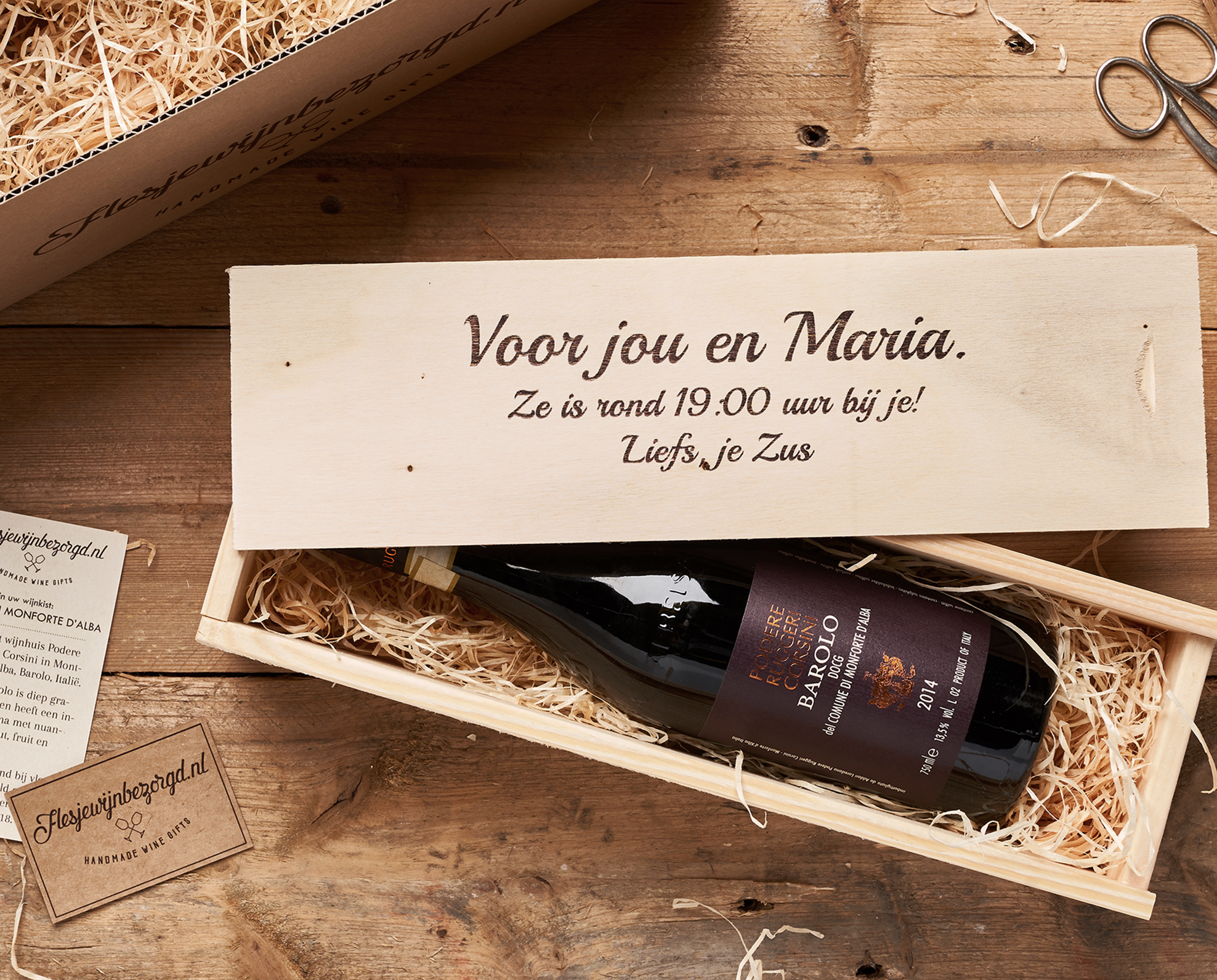 Barolo fles rode wijn rechtop met houten bedrukte wijnkist erachter