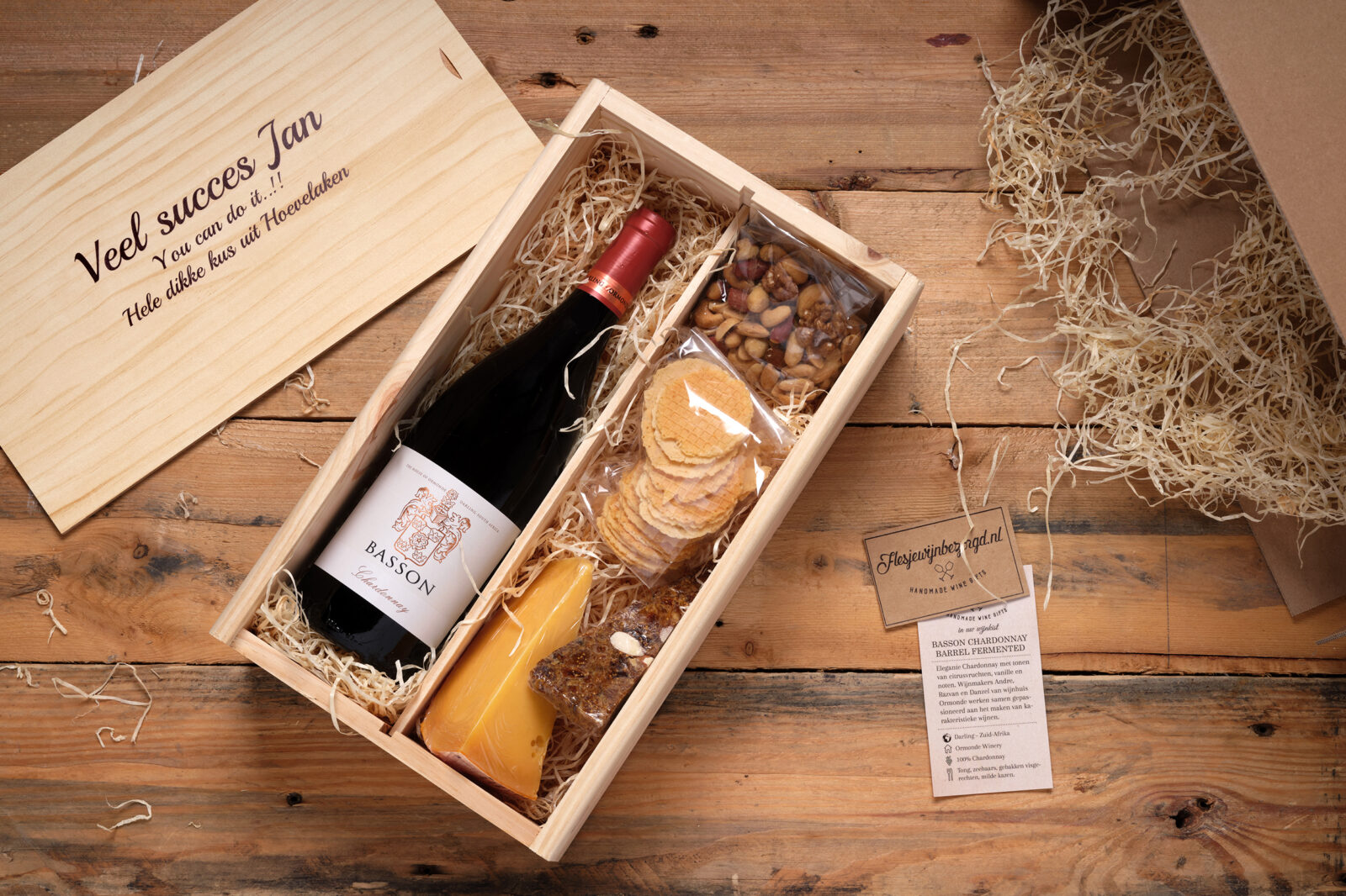 Houten dubbele wijnkist met fles wijn en borrelhapjes. Met bedrukte deksel
