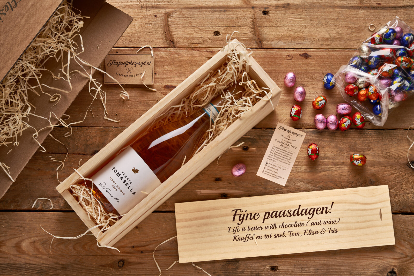 Houten wijnkistje met fles rosé van Tomasella en bedrukking op deksel van kist
