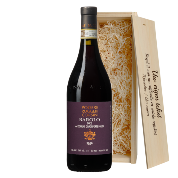 Barolo fles rode wijn rechtop met houten bedrukte wijnkist erachter