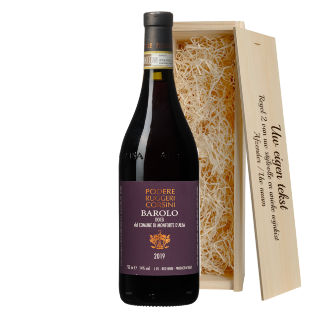 Barolo fles rode wijn rechtop met houten bedrukte wijnkist erachter