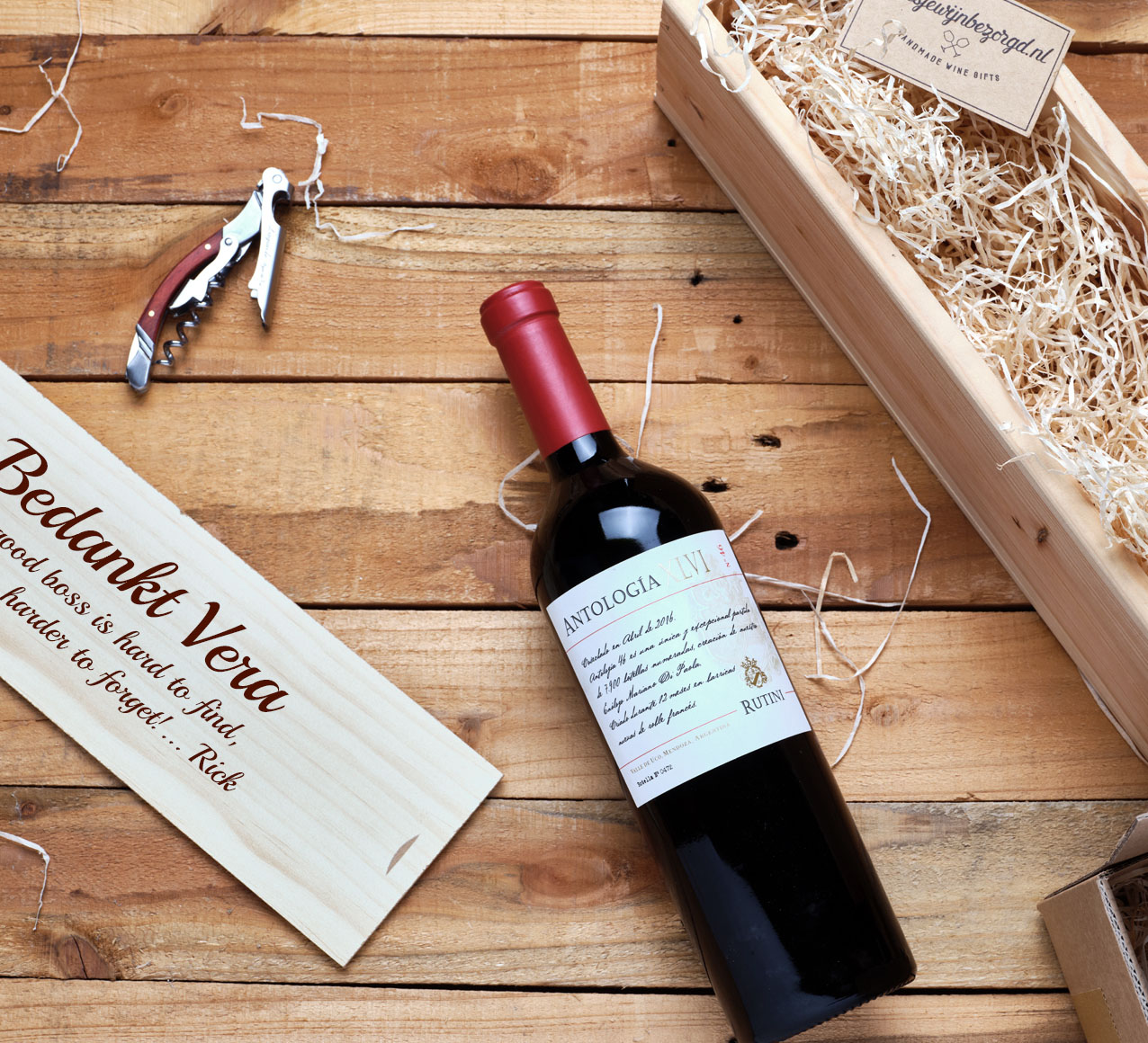 Fles rode wijn van Rutini met houten wijnkist rechtop saand er achtyer