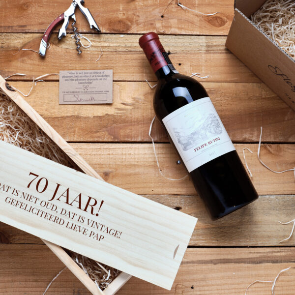 Fles Philip Rutini met houten wijnkist met tekst
